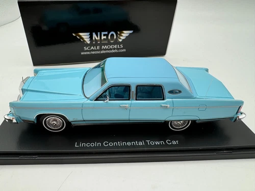 Neo 1/43 Resin car model Lincoln Continental Town Car 1982 Blue - Picture 1 of 8