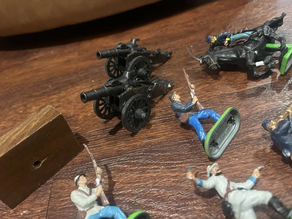 Lot of 20 Britain's LTD Deetail Vintage Figures Including Cannons And Barrels - image 4 of 4