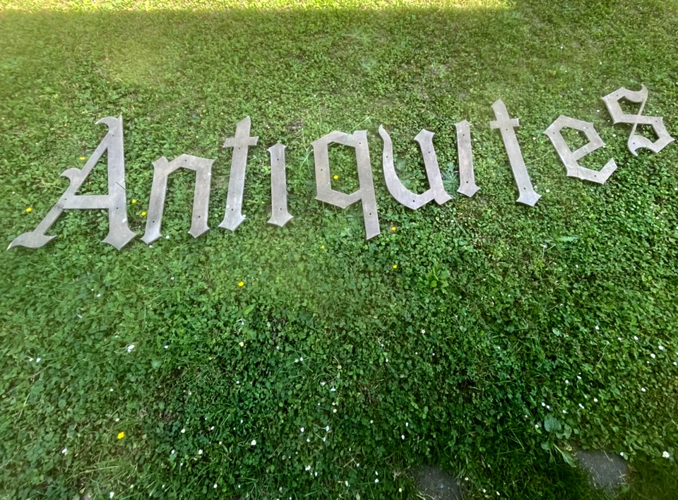 ANCIENNE ENSEIGNE COMMERCE "ANTIQUITES" - 10 GRANDES LETTRES EN BOIS BRUT - - Photo 1/4