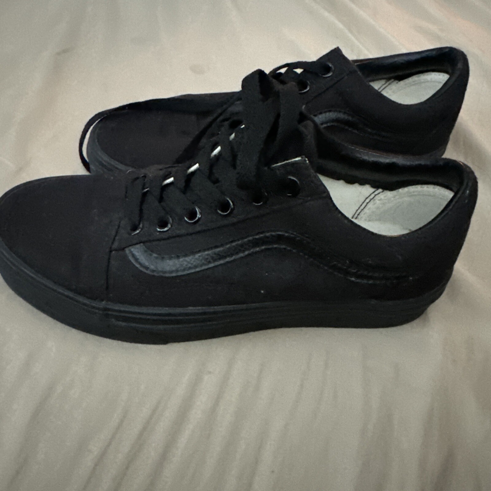 Vans Classic Sneakers for Men and Women - Trendy & Comfortable-image