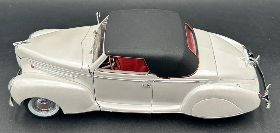 Signature 1939 Lincoln Zephyr 1:18 Scale Die Cast Car Model Convertible White - Image 4 of 4