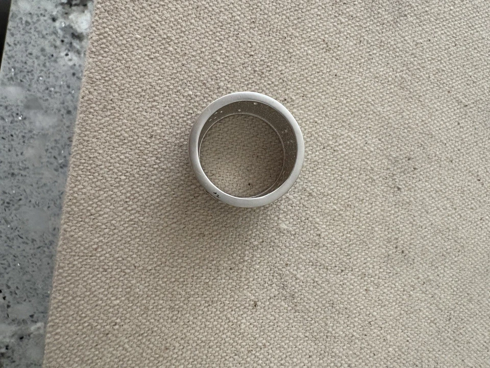 Anillo banda cigarro Freida Rothman negro rofio y plata y piedras circonitas talla 9 $117 Foto 3 de 4