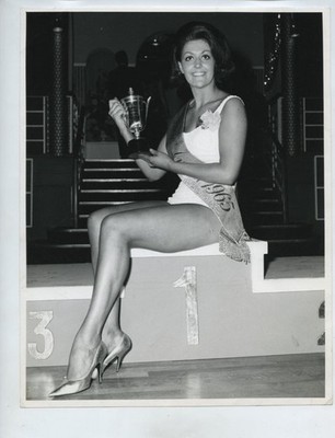 Schönheitswettbewerb Gewinnerin Frau Bikini Trophäe Nummer 965 Anglia TV um 1960 Vintage Foto