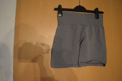 Hübsche Seamless Fitness Shorts von NVGTN 38 grau