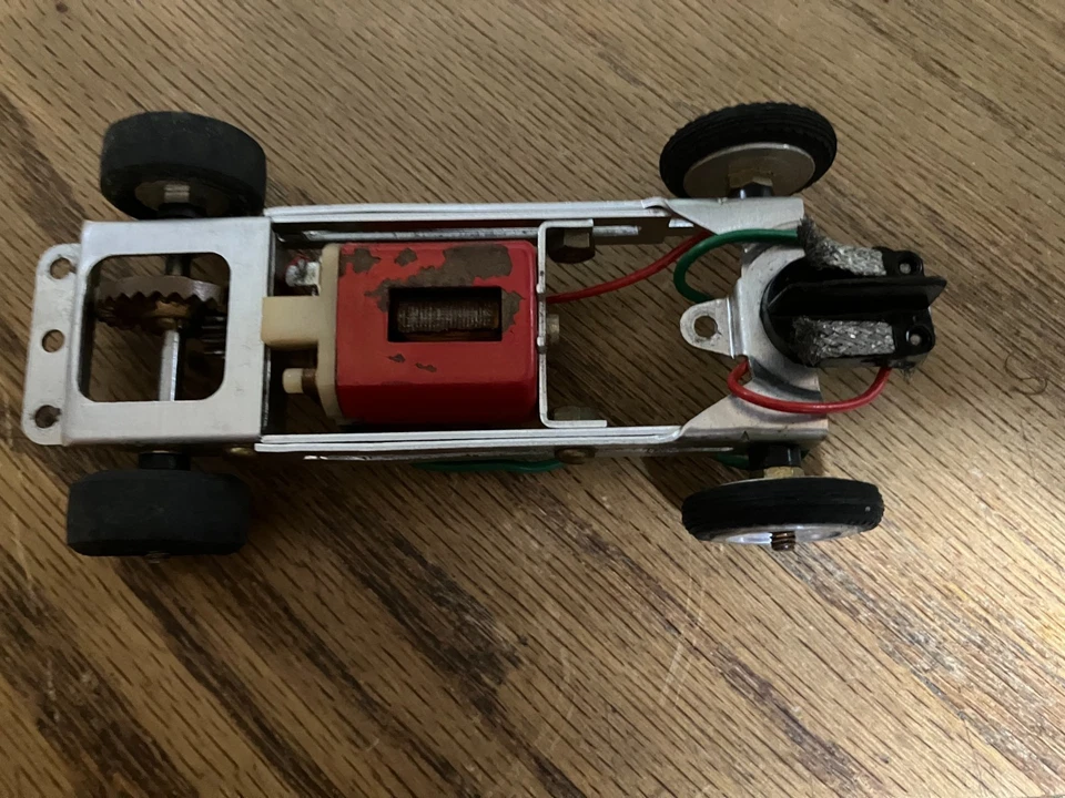 ¡Chasis rodante de coche ranura Revell vintage 1/32 con motor en funcionamiento! Foto 3 de 3