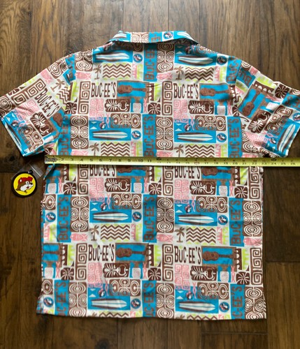 BUC-EE'S 2025 TIKI HAWAIIAN CAMP SHIRT SIZE M NWT EXTRA BUTTON BUCEES FAST SHIP - Picture 6 of 7