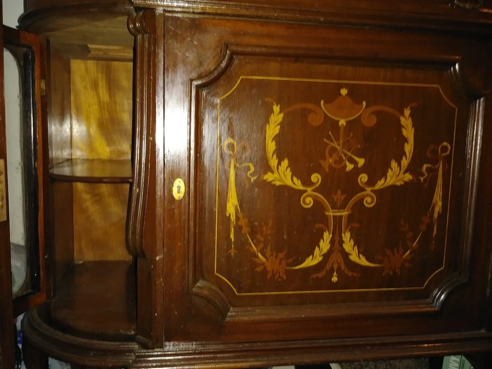 Antiguo gabinete gótico alemán puertas arqueadas talladas década de 1860 Foto 3 de 3