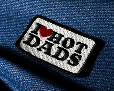 I Love Hot Dads Bügelbild Patch - lustig gestickte Applikation Abzeichen (7 x 5 cm)
