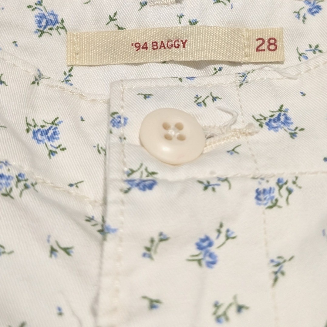 NEW Levi's '94 Baggy Floral Print Mid Rise Cargo Pants White Women's Size 28 thumbnail 7