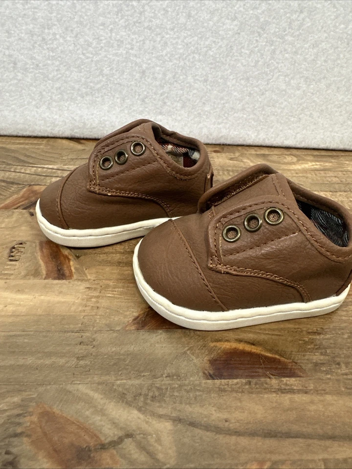 Zapatos de cuero sintético marrón talla 2T TOMS para niños pequeños Foto 2 de 4