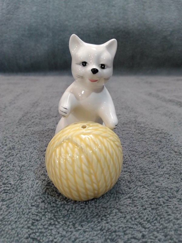 Kitty Cat & Ball Of Yarn Salt And Pepper Shakers White Kitten 