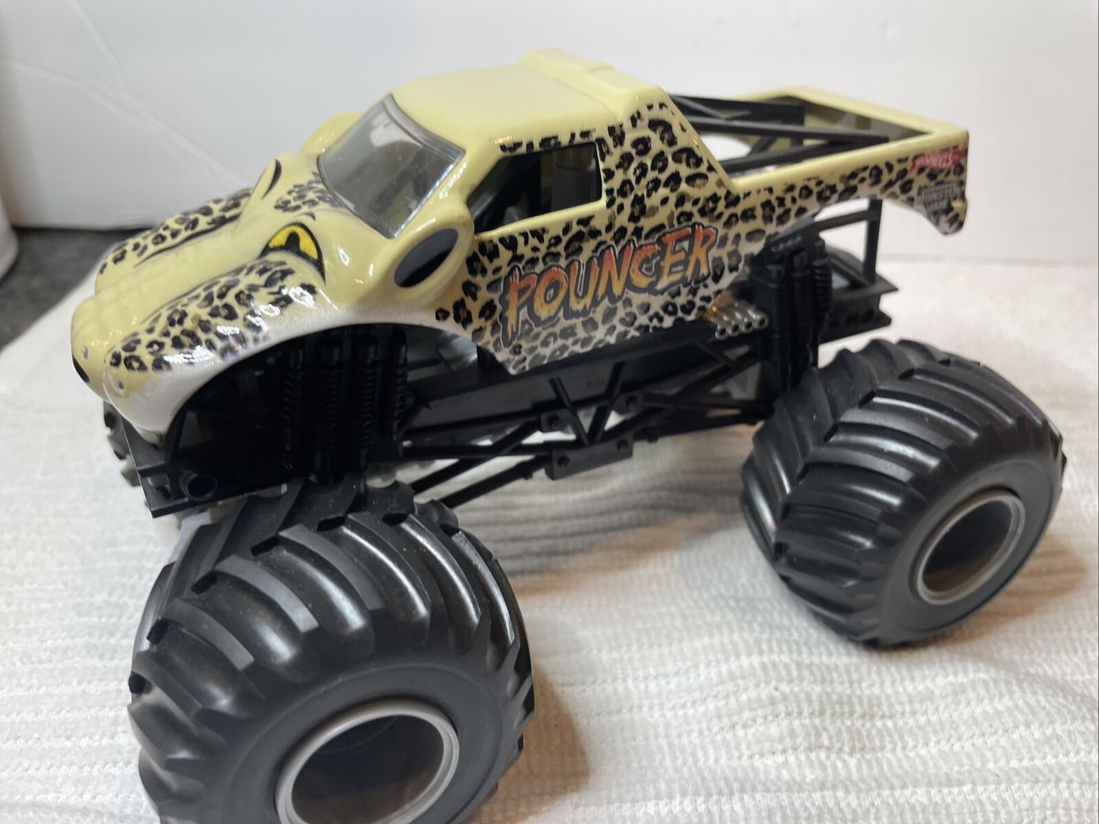 Hot Wheels Monster Jam Truck 1:24 Pouncer Wild Cat grey hub caps