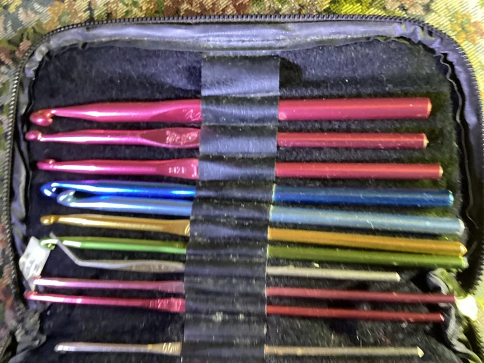 Lot of 16 vintage Metal Crochet Hooks with zipper case. - Image 3 of 4