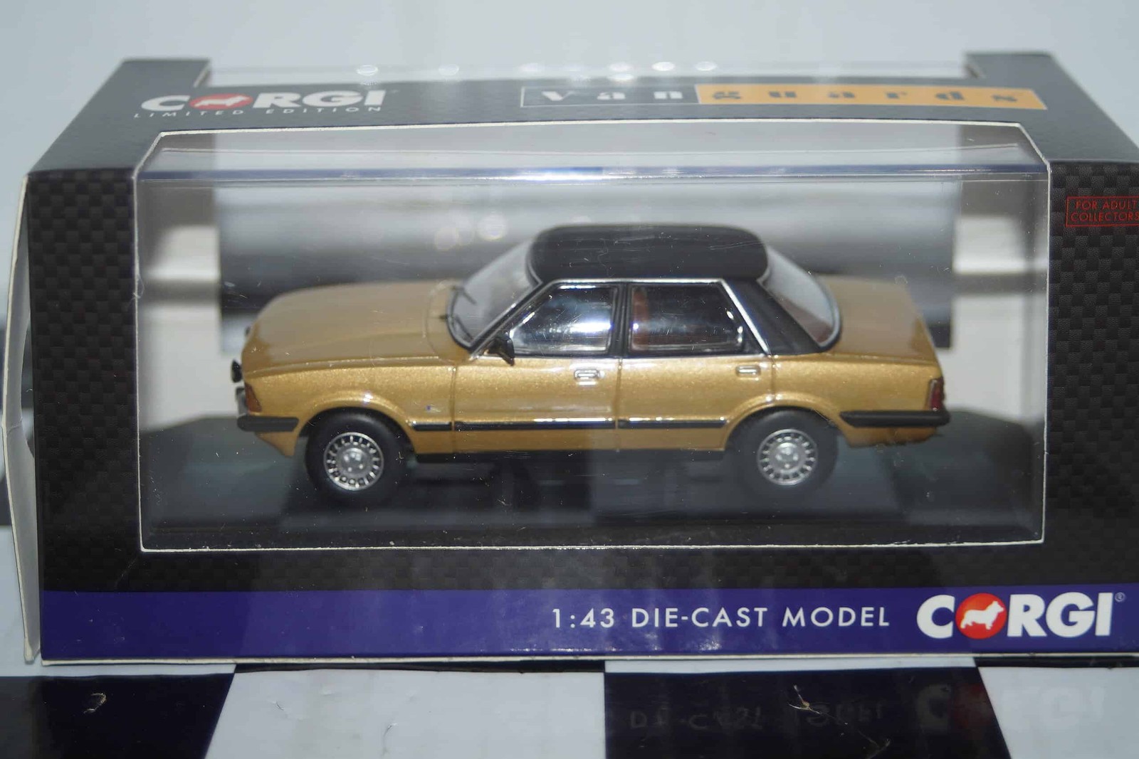 Vanguards Ford Cortina MK5 2.0 Ghia S Gold 1/43 Ref  VA15004