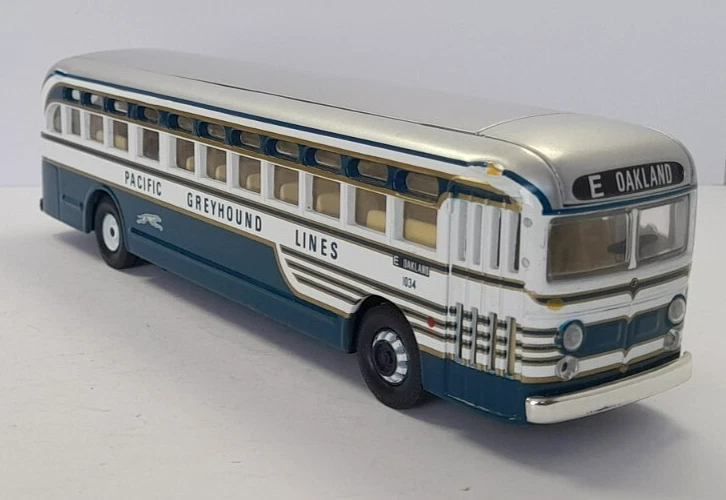 Corgi Classics Vintage Buses 98600 General Motors 4502 - Pacific Greyhound Lines - Image 2 of 4