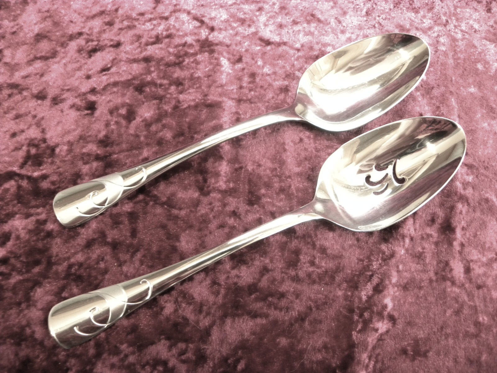 Serif Large & Pierced Serving Spoons Oneida Stainless Frosted Accent 115 China