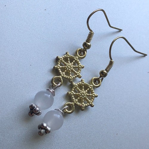 Pendientes colgantes de zeolita de cristal curativo de natrolita de alta vibración con rueda de dharma - Imagen 3 de 5