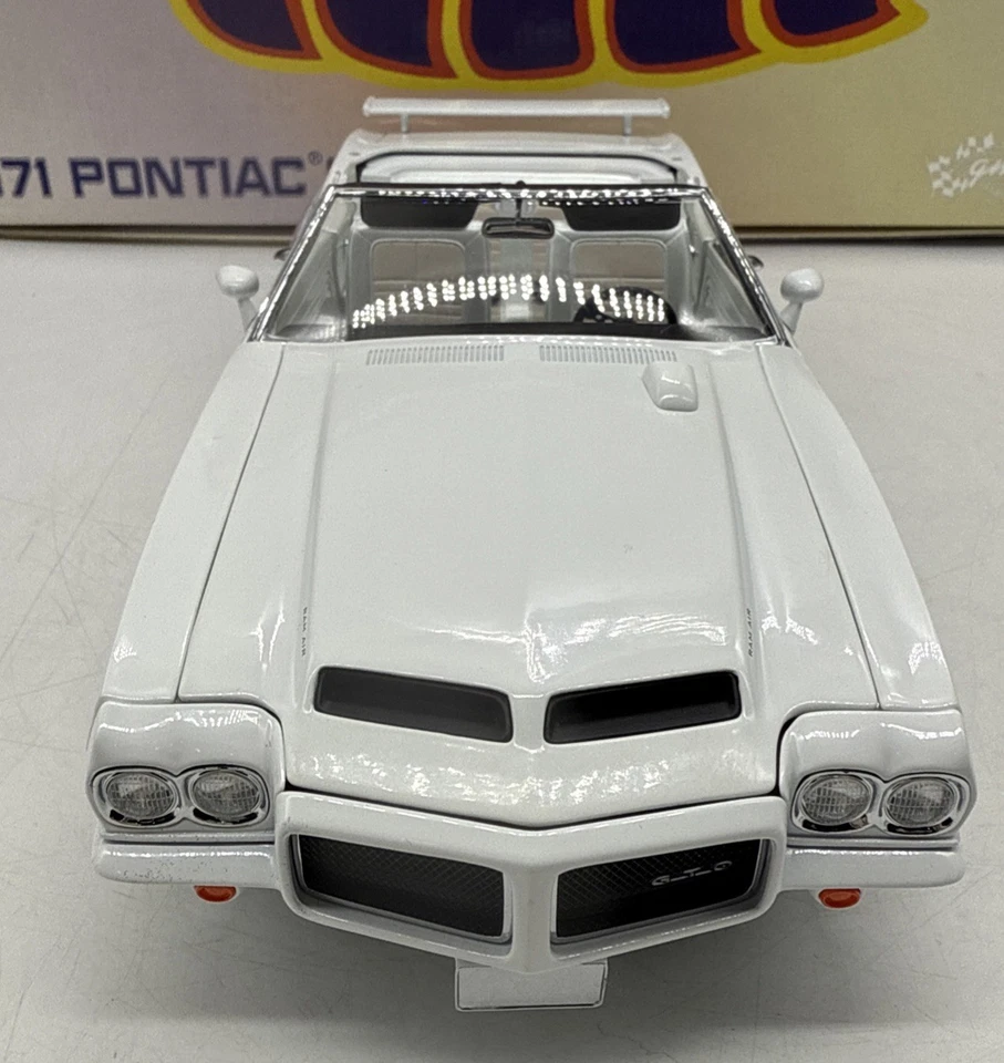 GMP 1/18 比例白色 1971 年 PONTIAC GTO 法官可转换 2496 年 1 件 — 第 3/4 张图片
