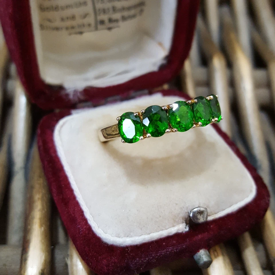 Anillo de media eternidad de plata de ley 925 con diopsido de cromo verde talla N.5 del Reino Unido, oro Foto 3 de 4