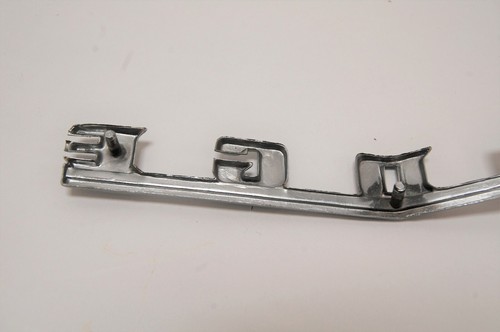 DODGE 1946 Deluxe Fluid Drive Sedan Front Emblem, 3 Threaded Mounting Studs - Foto 4 di 12