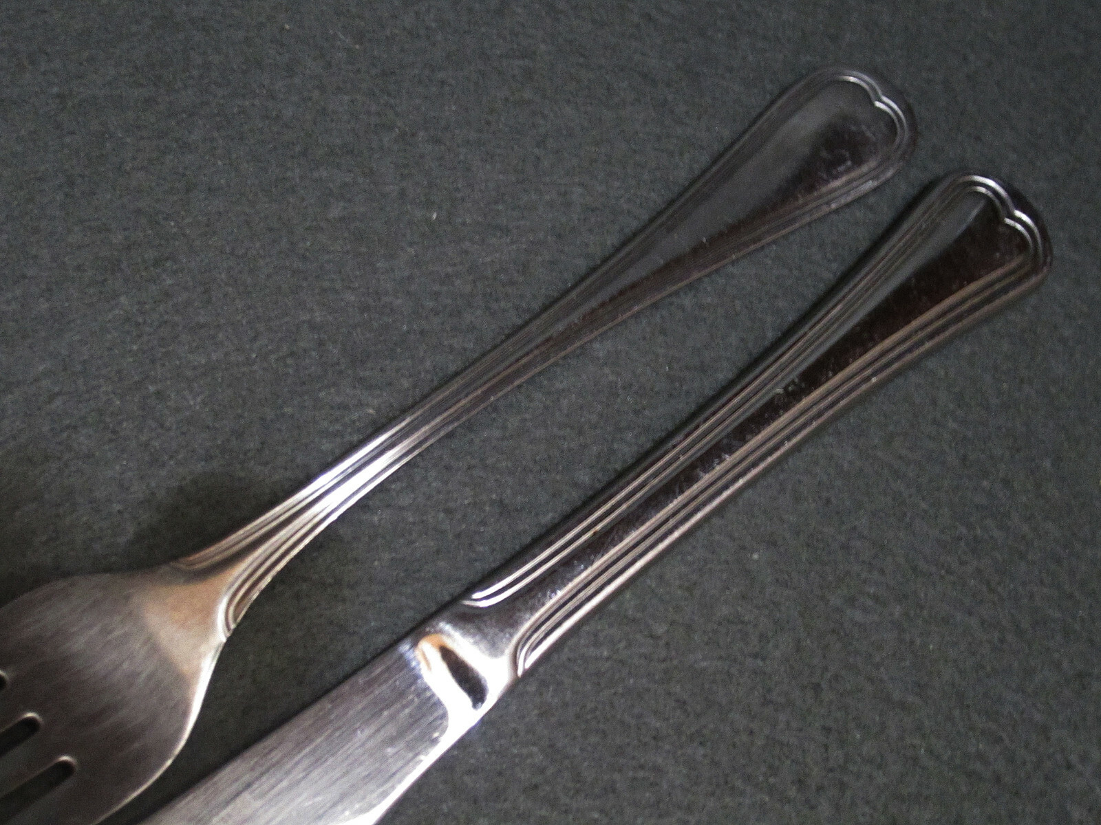 30 pcs Stainless 18/8 Sliverware Flatware 16 Dinner Forks & 14 Dinner Knives 