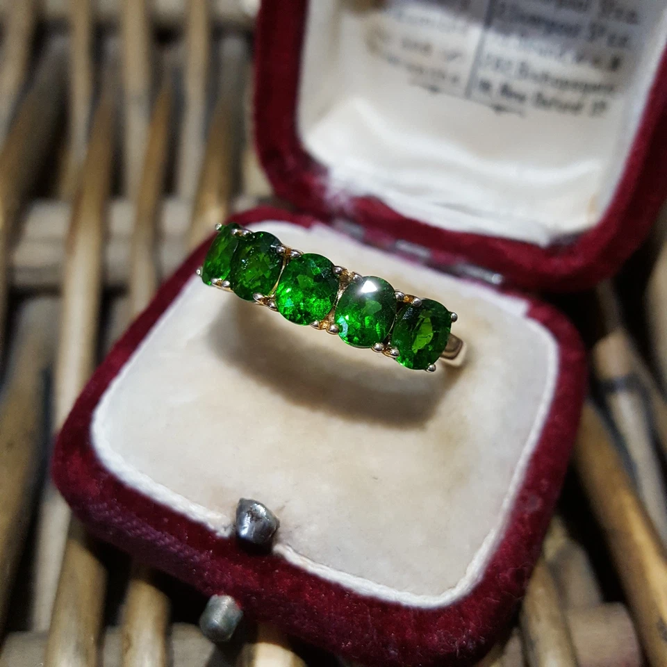 Anillo de media eternidad de plata de ley 925 con diopsido de cromo verde talla N.5 del Reino Unido, oro Foto 2 de 4