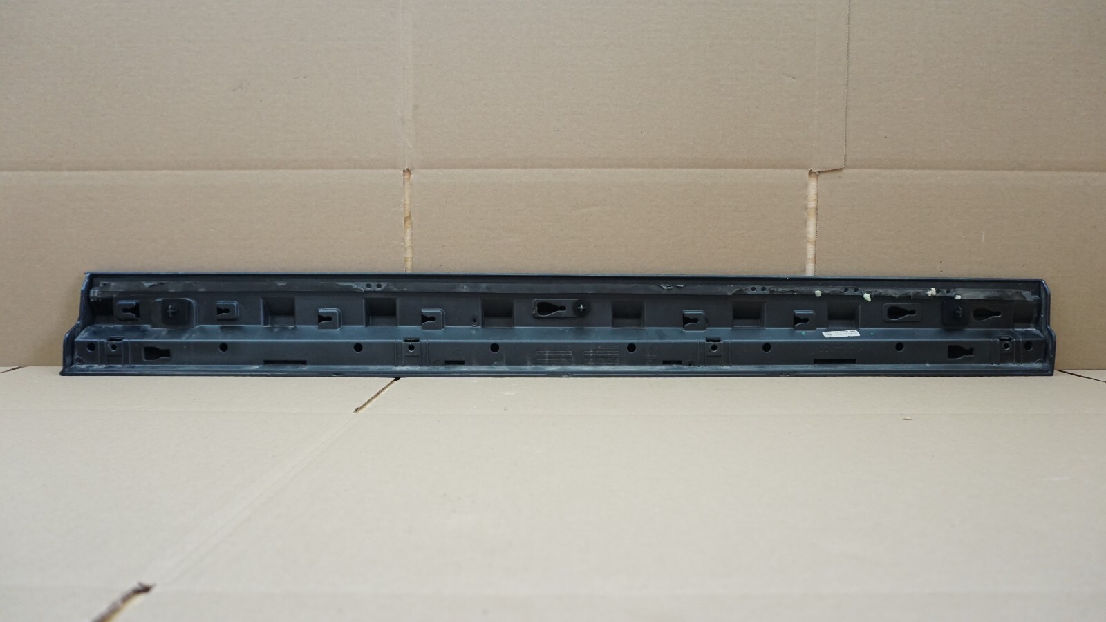 2017-2020 MASERATI LEVANTE M161 FRONT LEFT DOOR EXTERIOR MOLDING PANEL OEM