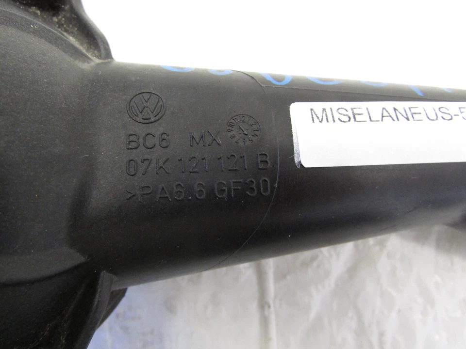 Carcasa termostato refrigerante Volkswagen Beetle 2008-2015 OEM 07K121121B Foto 2 de 4