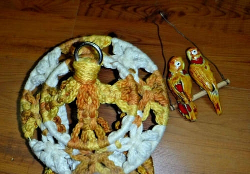 DE COLECCIÓN~MCM~GRO0VY~AÑOS 60-70~MACRAMÉ~JAULA DE PÁJAROS~2 CANARIOS DE CERÁMICA~BOHO~ARTE COLGANTE - Imagen 18 de 19