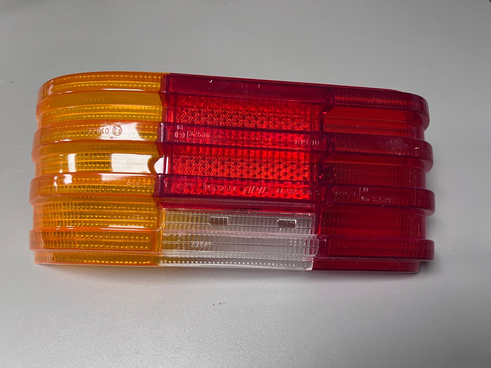 Cabochon feu arriere gauche Mercedes W114 et W115 piece de rechange vintage orange et rouge