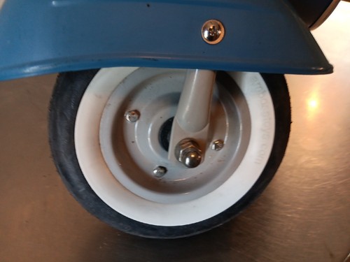 Amboss Toys 3 Wheel Blue Metal Scooter for little children - Picture 9 of 12