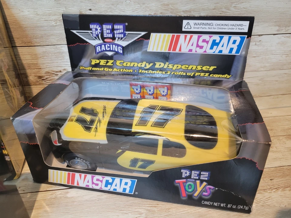 Lote nuevo Matt Kenseth #17: reloj, coche Pez, Ford Taurus 2005 Dewalt 1/24 Revell Foto 2 de 4