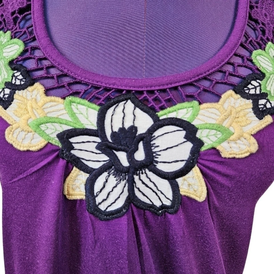 Camiseta sin mangas para mujer Energie púrpura ganchillo espalda deportiva floral bordada pequeña Foto 3 de 4