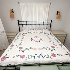 Vintage Handmade White Floral Pattern Applique Cotton Quilt Blanket, Full Size