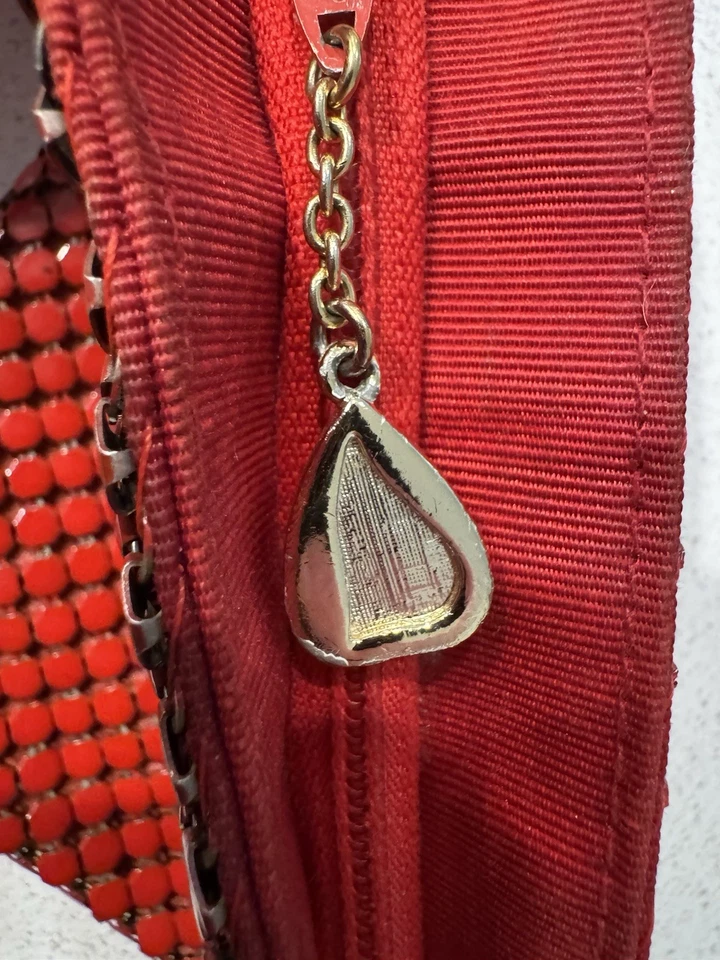 Bolso sin asas de maquillaje vintage de malla Whiting & Davis años 70’s 80’s rojo hecho en EE. UU. Foto 3 de 4