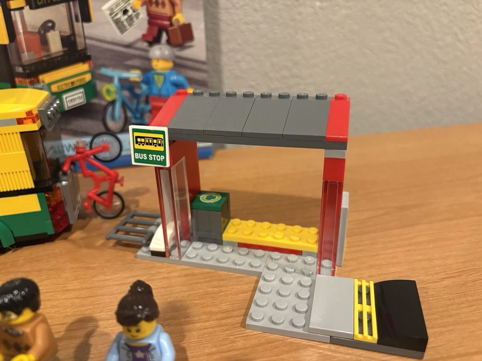 LEGO 60154 Estación de Autobuses CITY Town 99% Completo con Minifiguras, Caja + Instrucciones Foto 4 de 4