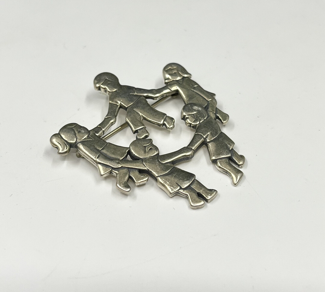 James Avery children ring around the rosie circle han… Gem