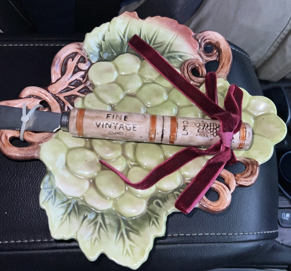 New Grasslands Road 7.75"x7" Snack Cheese Plate Embossed Green Grape Motif Foto 2 de 4