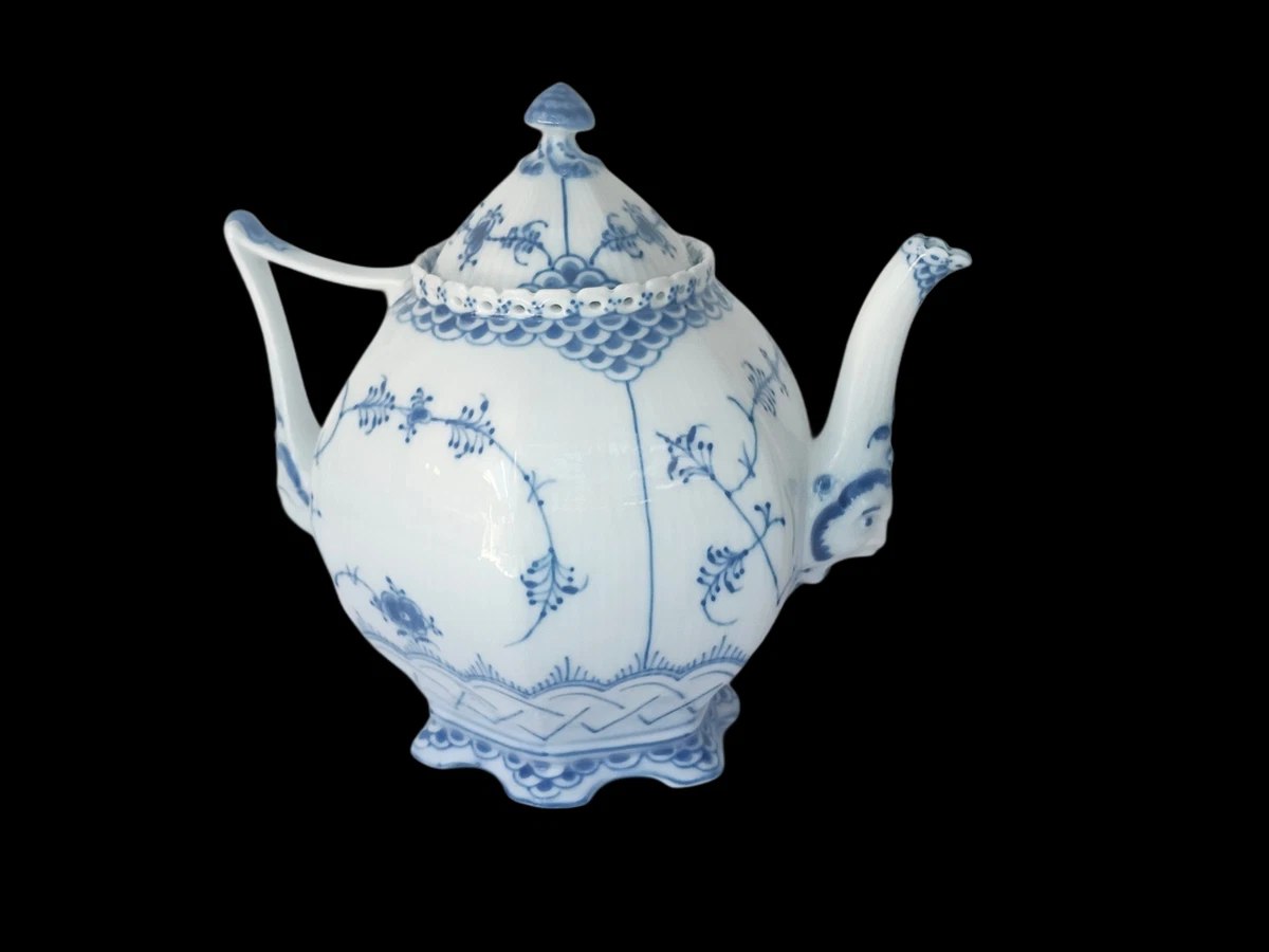 Een lot van 13 porseleinen jaarbordjes, onderaan gemerkt Royal