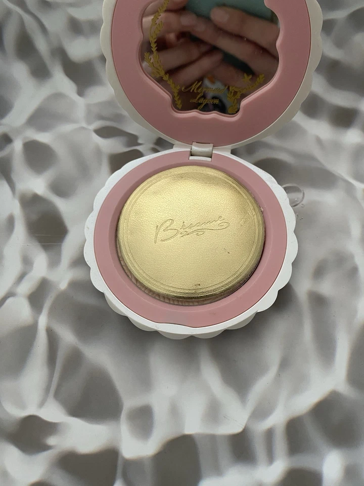 BESAME Mermaid Lagoon Peter Pan Pearl Shimmer Shell Compacto **Leer Descripción** - Imagen 4 de 4