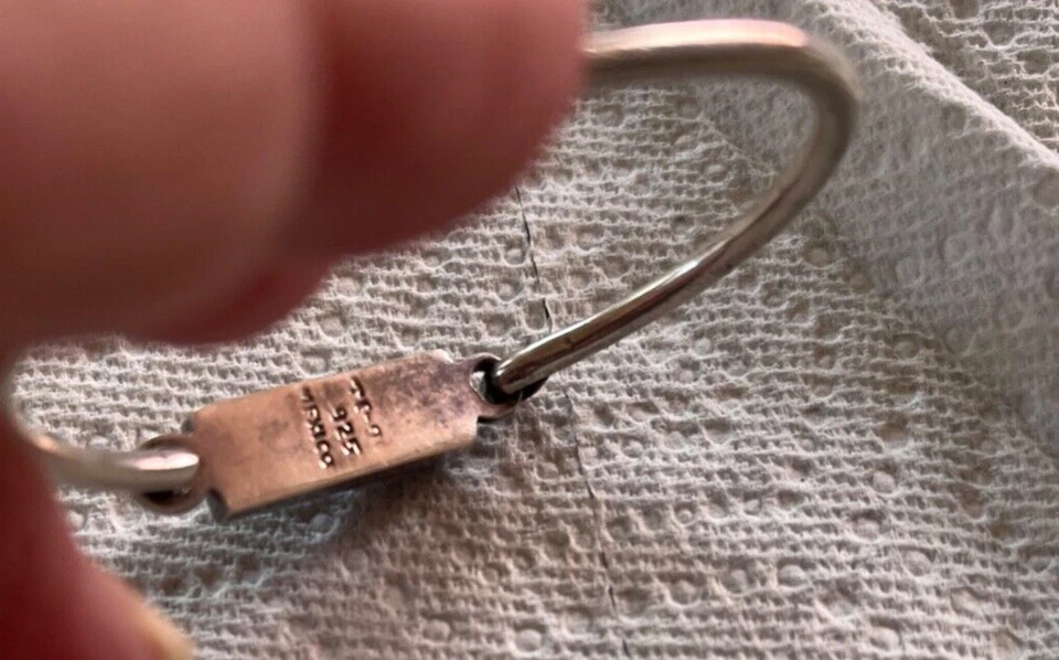 Pulsera Taxco vintage de plata de ley con muñeca pequeña rectangular de ónix negro. Foto 4 de 4