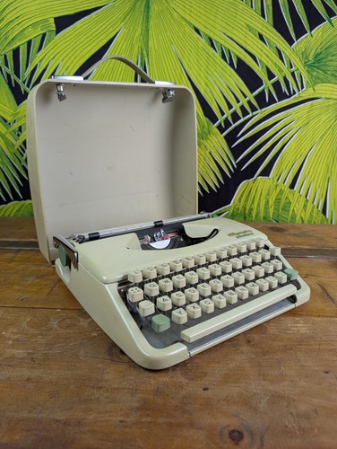 Olympia 60s Olympia Splendid 33 Vintage Typewriter Travel Case 50s
