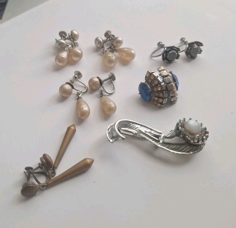 Vintage/Antique Jewelry Lot 7pcs Faux Pearls Rhinestones Brooch Mixed Metal 