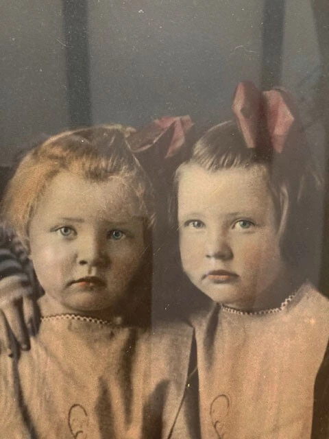 Foto antigua a color en marco ornamentado de vidrio biselado de hermanas o amigos Foto 2 de 4