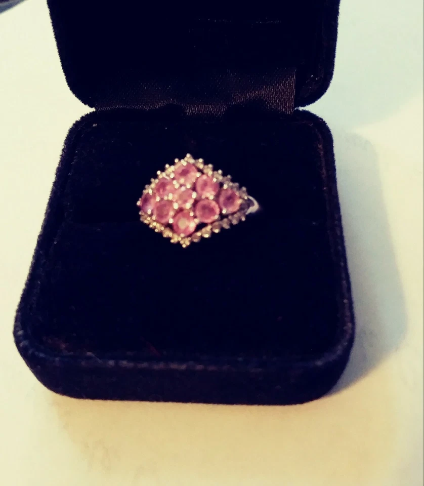 Anillo para mujer de oro blanco de 14K con turmalina rosa rodeado de diamantes Foto 3 de 4