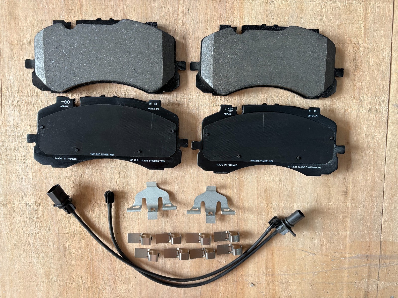 New Front Brake Pads for 2017-2023 Bentley Bentayga 3.0L/4.0L/6.0L 4M0698151AK