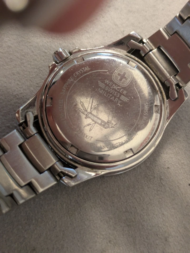 Reloj Militar Suizo Wenger Cuadrante MOP Correa de Acero Inoxidable Funciona Limpio Nuevo Batt Foto 2 de 4