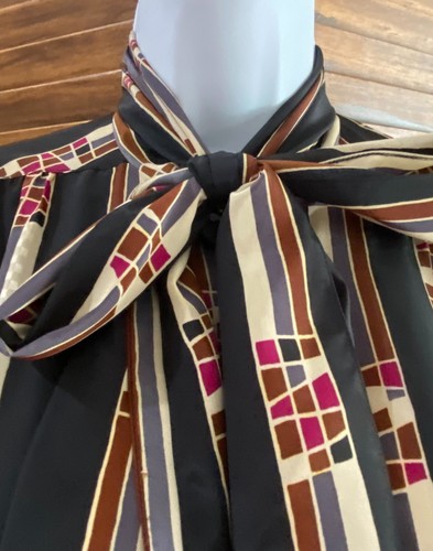 Anne Klein Silky Polyester Button Down with Neck Tie Blouse Size 12 1980’s - Imagen 6 de 10