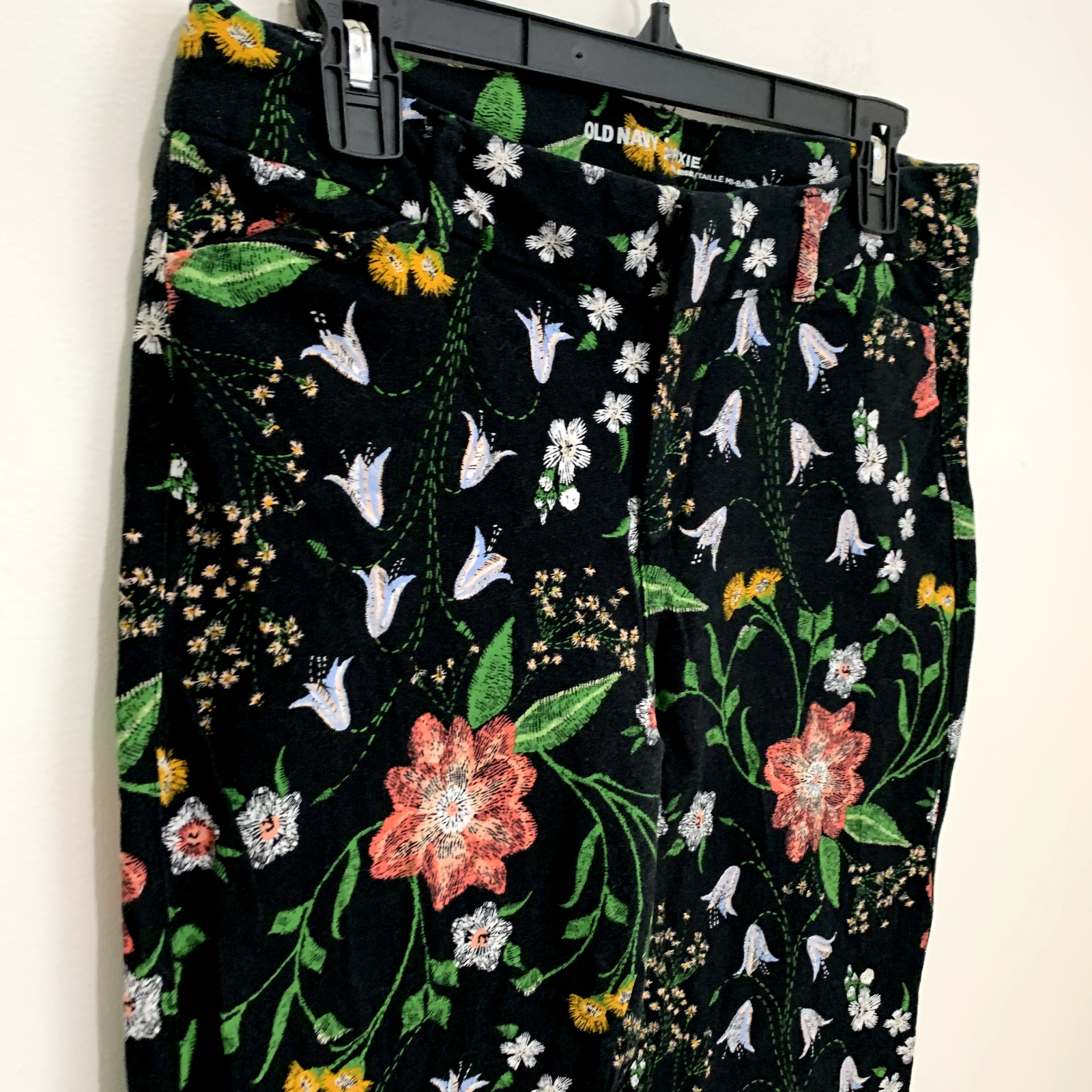 OLD NAVY Women’s Pixie Black Floral Mid Rise Skin… - image 3