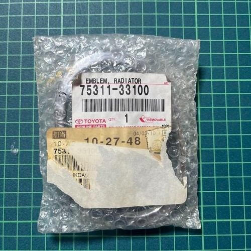 Toyota OEM parrilla delantera emblema plata insignia logotipo 75311-33100 - Imagen 6 de 13